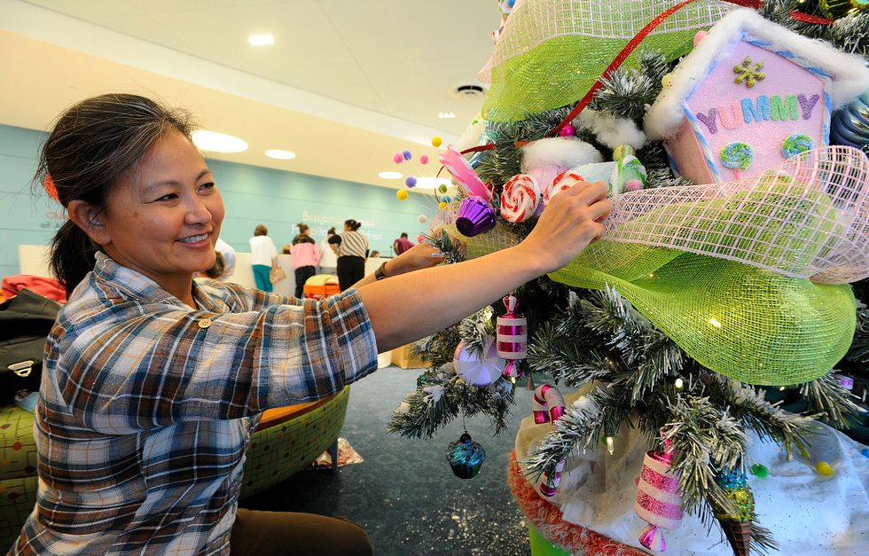 People who decorate for Christmas early are happier, study says ...