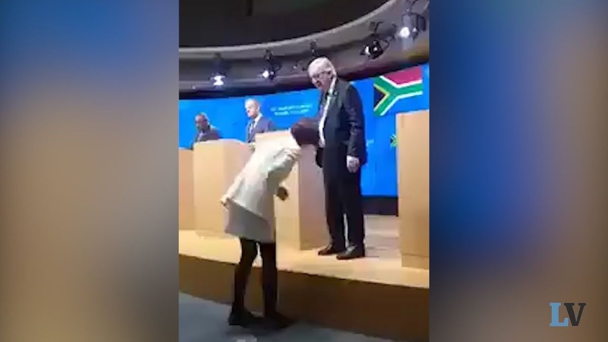 Juncker colpisce ancora mettendo due scarpe di colori diversi. Sempre colpa della sciatalgia?