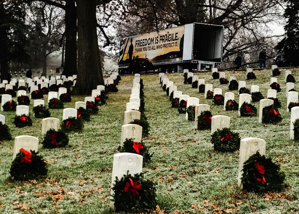 Thousands help lay wreaths at Arlington National Cemetery TheBlaze