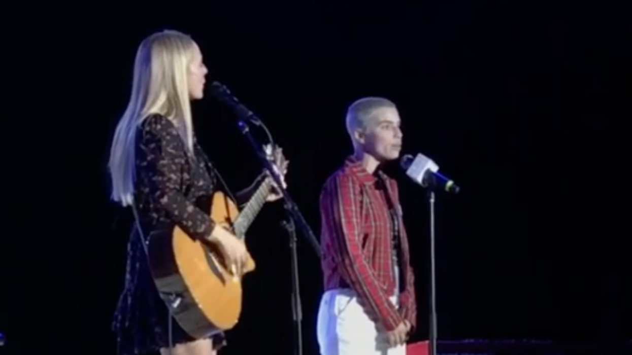 Jewel Invites Recently-Diagnosed Cancer Patient On Stage For An Emotional Duet ❤️