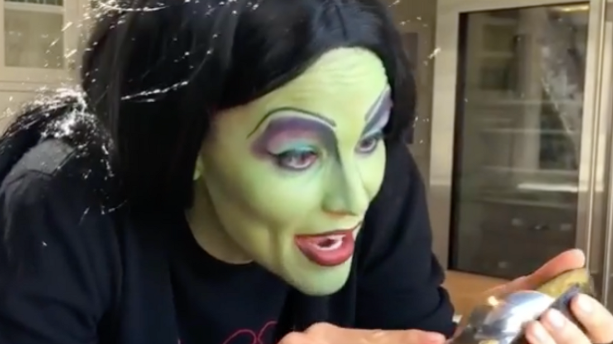 Jennifer Garner Whips Up The Perfect Salsa In Full Witch Make-Up While Reciting Shakespeare 😂