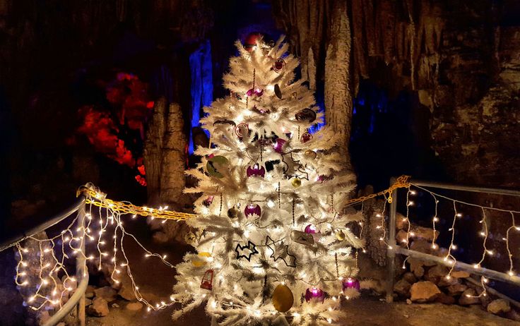 Blanchard Springs Caverns Christmas Lights 2022 7 Southern Caves With Underground Christmas Tours - It's A Southern Thing