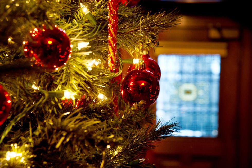 Easy Ways to Decorate Your Dorm for the Holidays