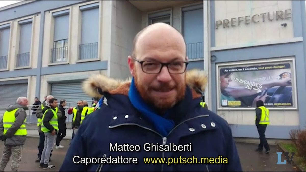 Macron incontra i sindacati e promette altro deficit