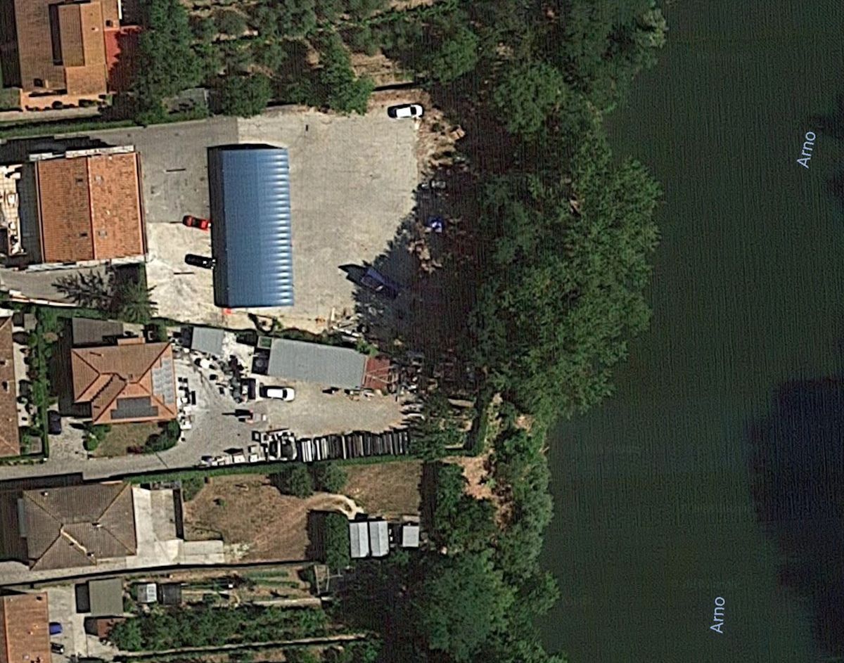 «Il mio tendone non è abusivo». Però babbo Renzi lo fa scomparire