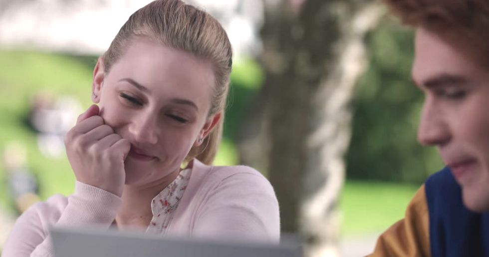 7 Signals A Girl Will Try To Send You If She Likes You As More Than A Friend