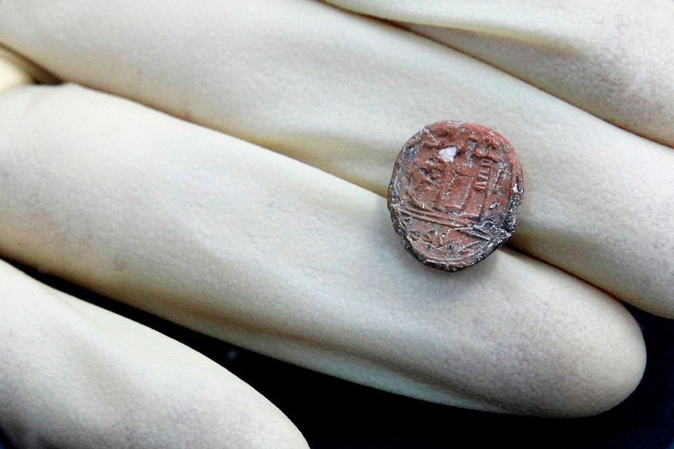 israeli-archaeologists-find-2-700-year-old-artifact-that-backs-biblical