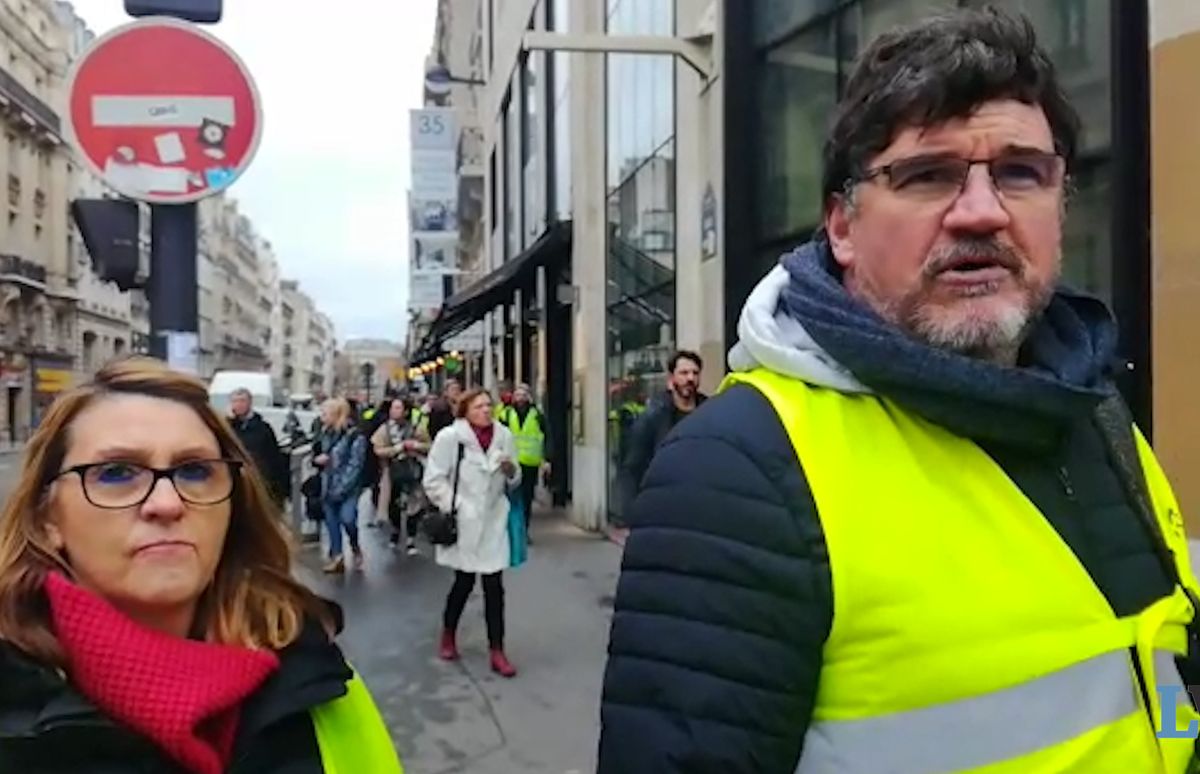 Macron assediato all’Eliseo fa manganellare i suoi cittadini