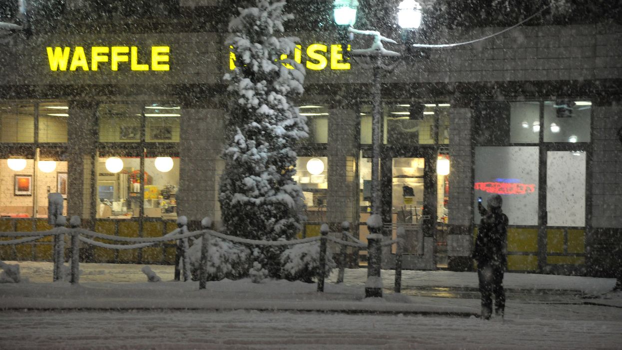 Santa, elves bring cheer to Nashville Waffle House workers on Christmas Day