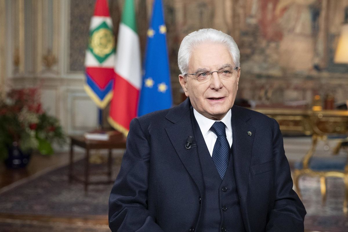 I corazzieri di carta proteggono re Sergio nel regno di Felicizia