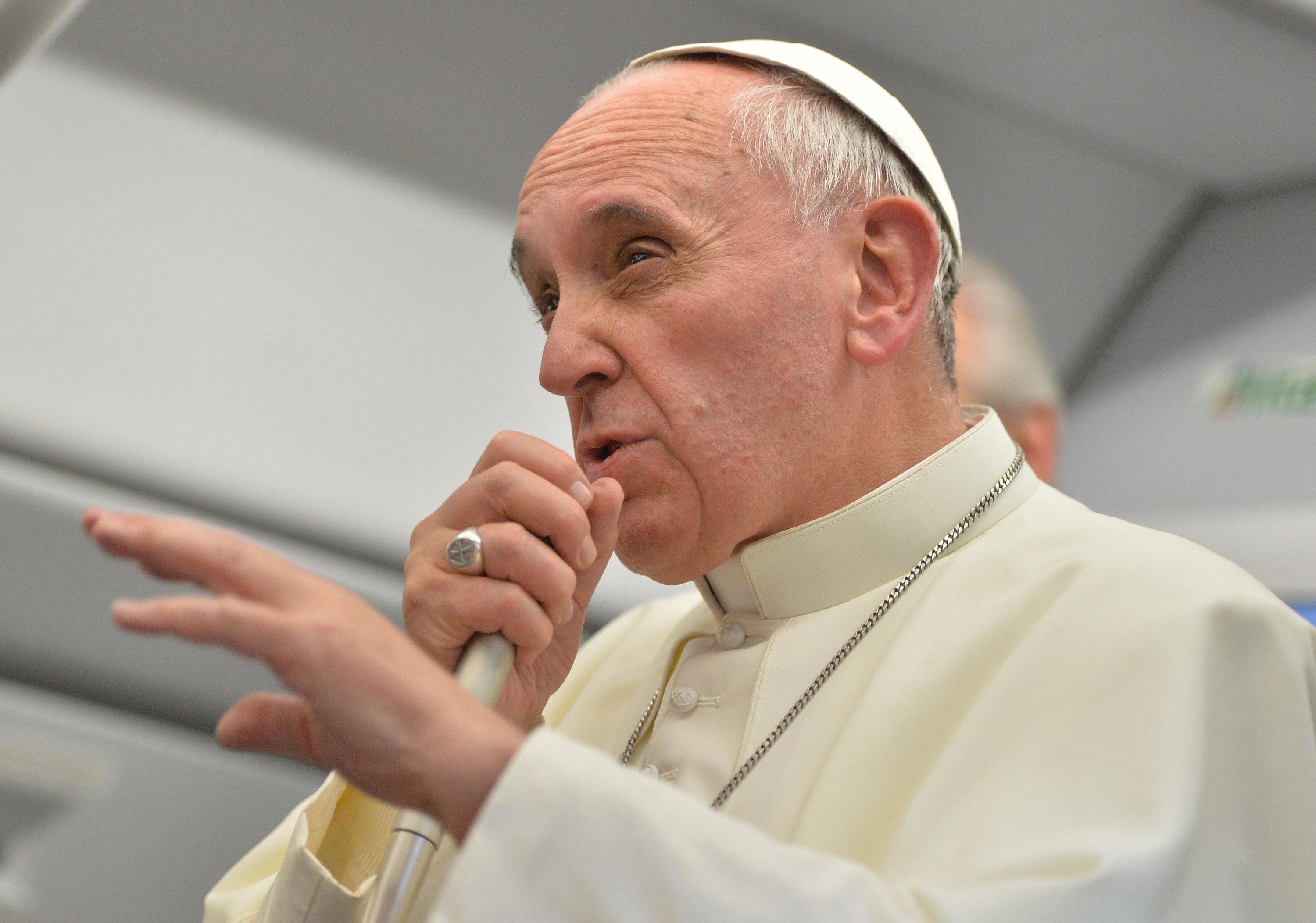 Il Papa bastona i suoi: «Meglio essere atei che cristiani ipocriti»
