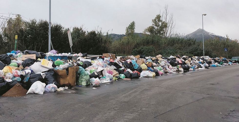 Orlando gioca a fare l’eroe. Intanto Palermo soffoca sommersa di rifiuti e morti