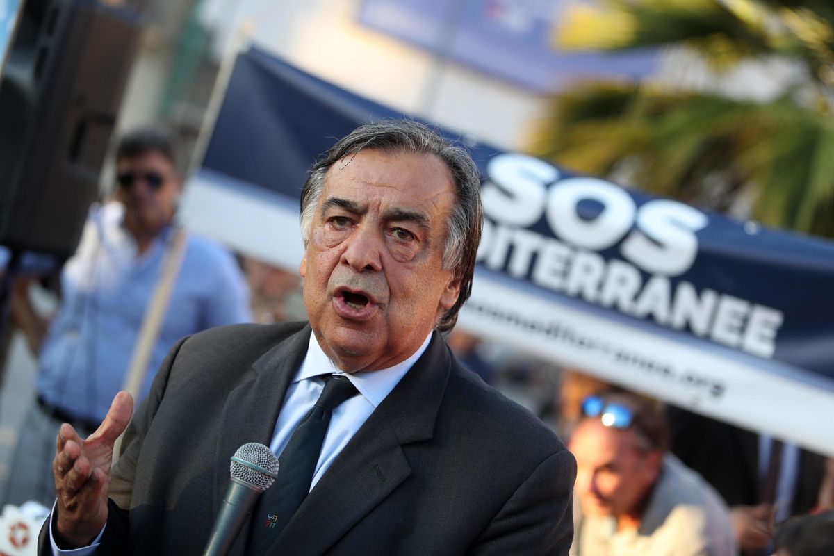 Poliziotti in Anagrafe per far rispettare la legge ai sindaci in rivolta