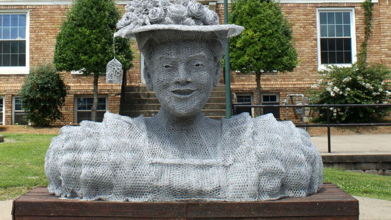 Wouldn't Minnie Pearl be plum tickled that she's immortalized in chicken wire?