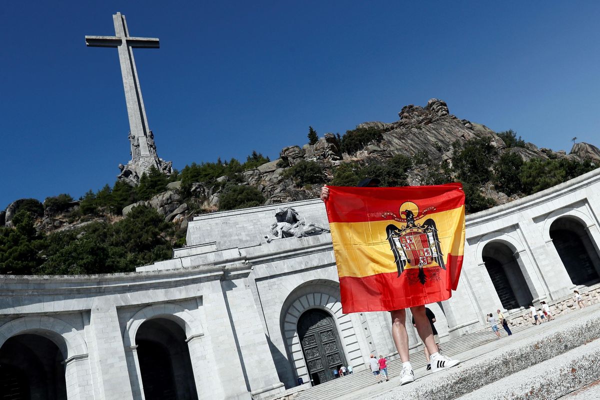 Accecata dall’odio, la sinistra spagnola vuole cacciare Franco dalla tomba