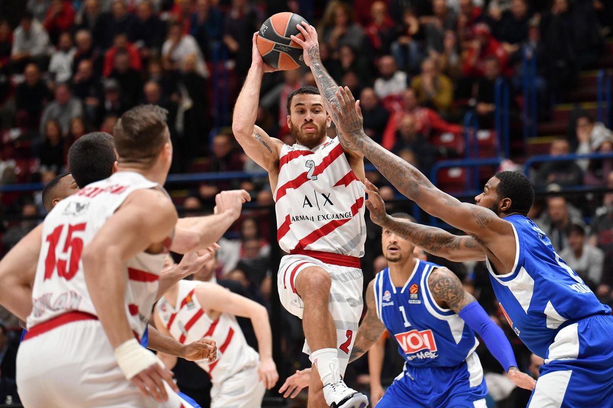 Sul nero fermato «armi in pugno» smascherata una sfilza di pistola