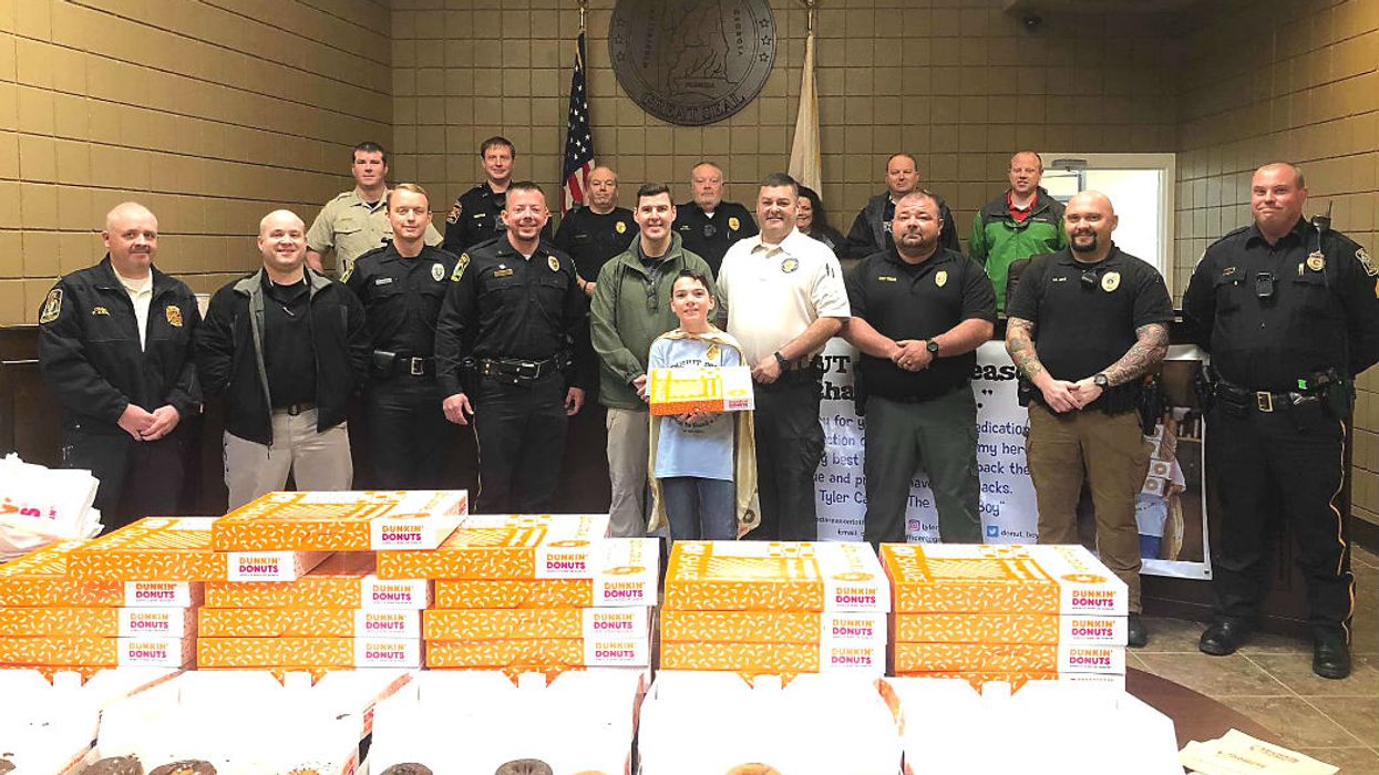 Florida boy is on a mission to deliver donuts to every officer in America