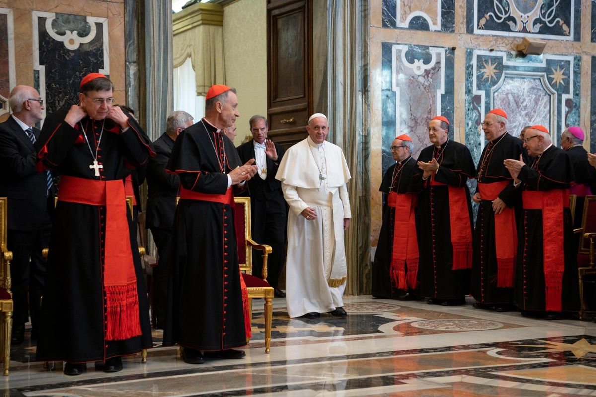 Il Papa: «Troppe lobby scavalcano i popoli»
