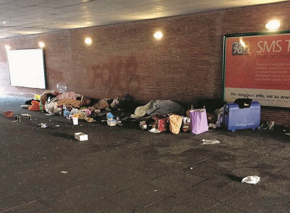 Decine di clochard dietro San Pietro. Eppure nessuno grida allo scandalo