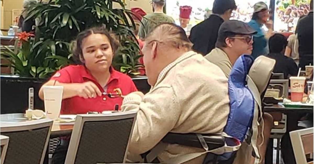 This Texas Chick-Fil-A Employee Has Gone Viral For Helping A Disabled Patron Eat His Meal 😍