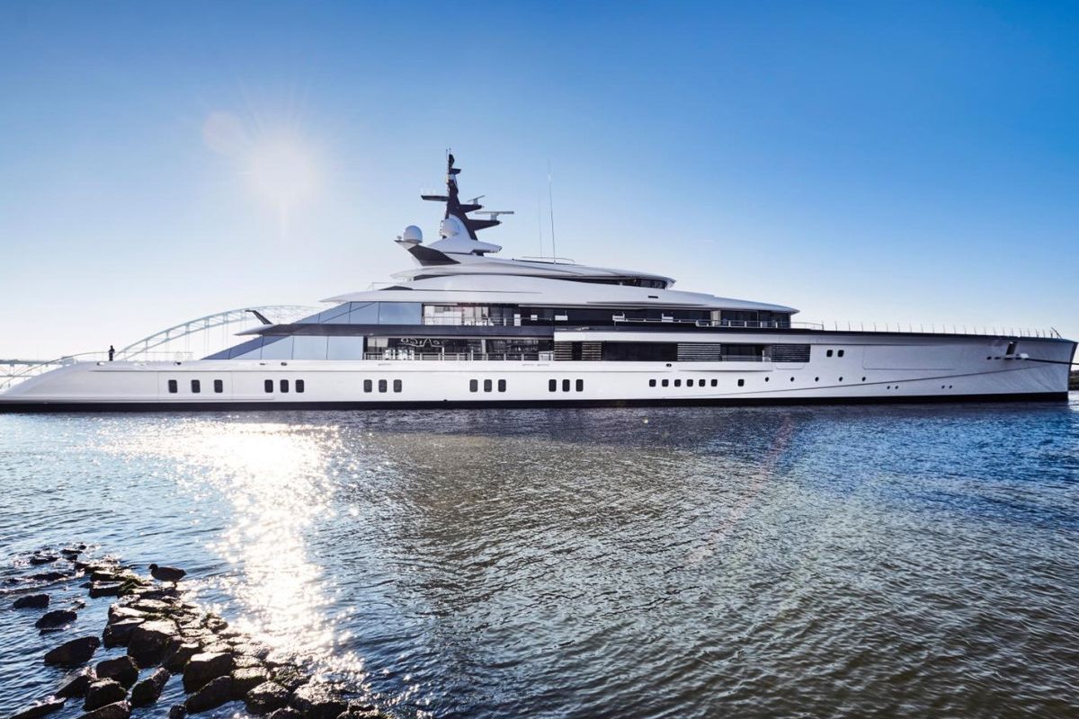 Jerry Jones buys $250 million superyacht