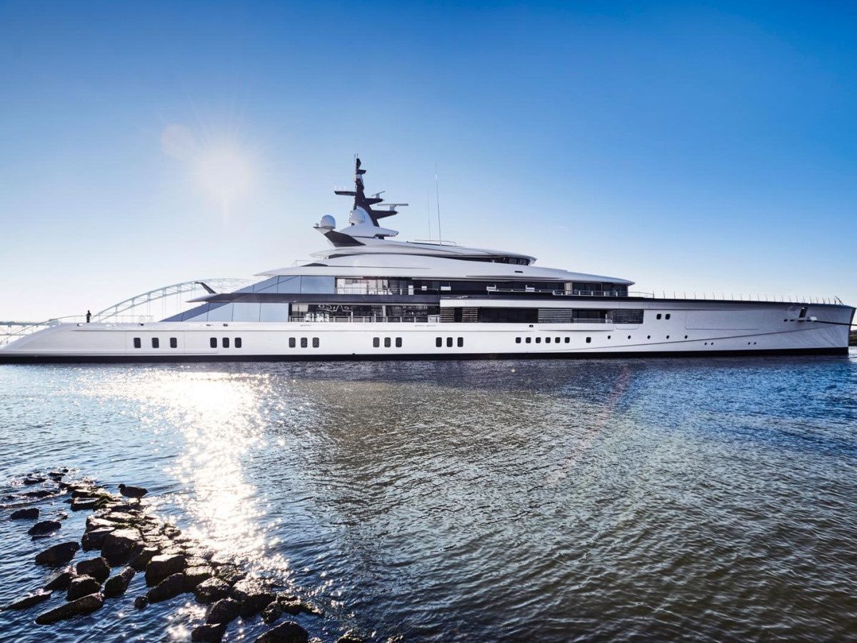 Jerry Jones buys $250 million superyacht