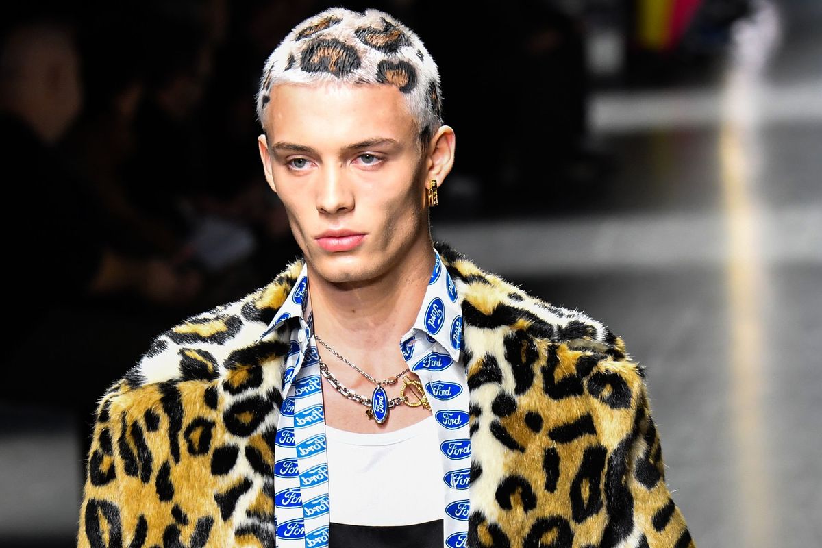 Inflar inteligencia pelo Nowstalgia: Versace's Leopard Print Hair Through Pop Culture - PAPER  Magazine