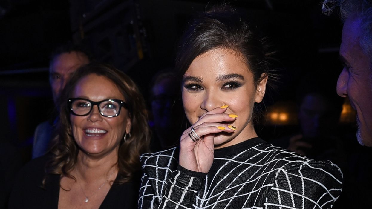 Hailee Steinfeld Wore An Optical Illusion Dress To The L.A. Premiere Of 'Bumblebee'—And It's Confusing Our Brains