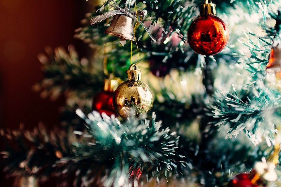 https://pixabay.com/en/christmas-tree-ornaments-christmas-1149619/