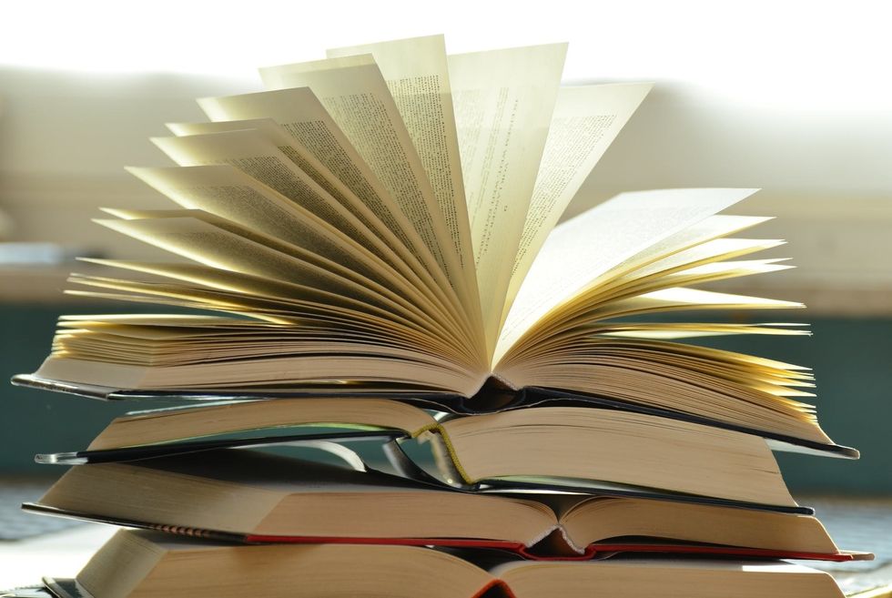 https://www.pexels.com/photo/pile-of-books-159866/