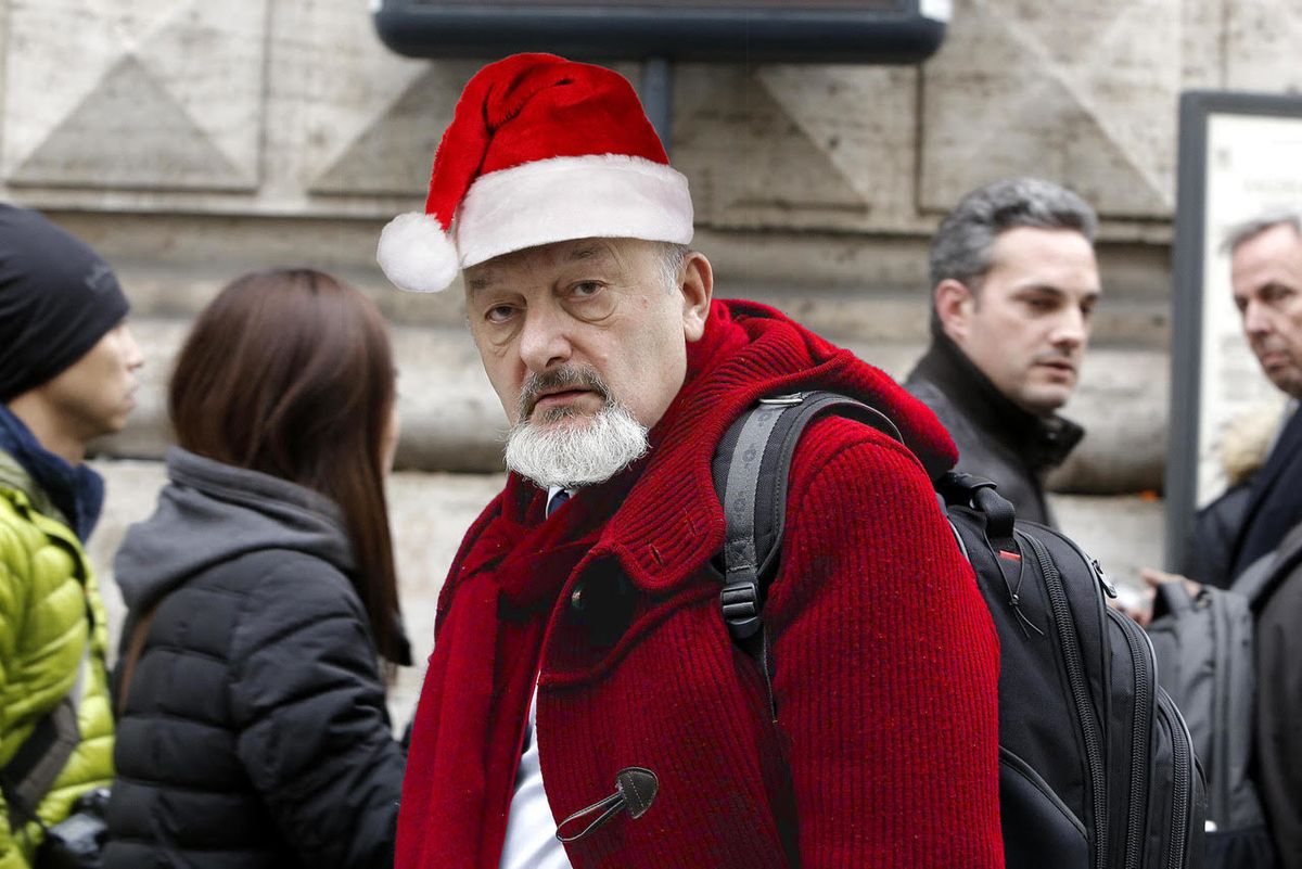 Babbo Renzi si trasforma in babbo Natale e dona i regali di Stato del figlio ad amici e collaboratori