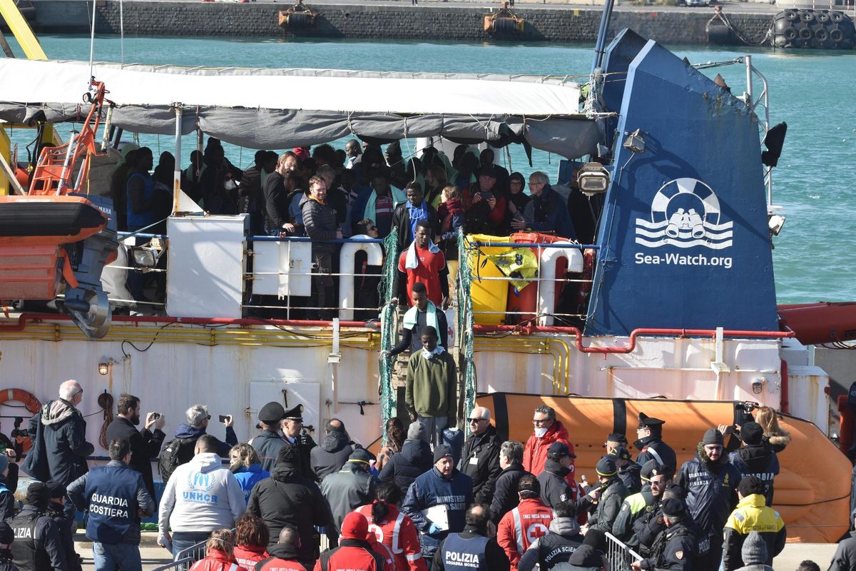 Sea Watch 3 fuori norma. La Guardia costiera la blocca in porto a Catania