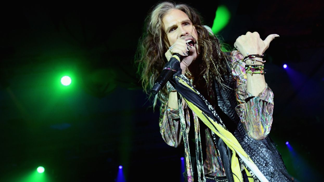 Rocker Steven Tyler snaps pics with Tennessee police officer