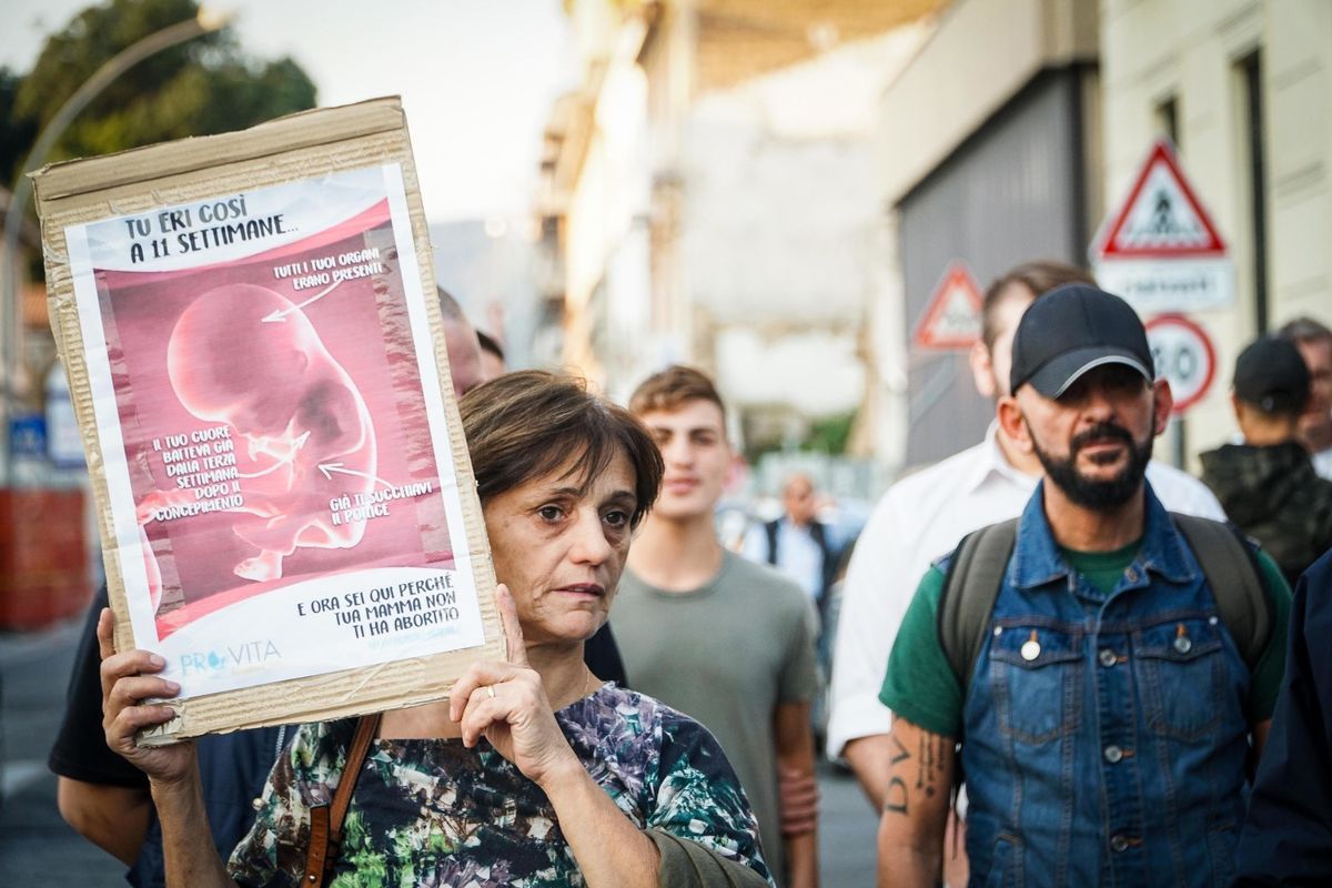 Vietato invitare le donne a far nascere i figli