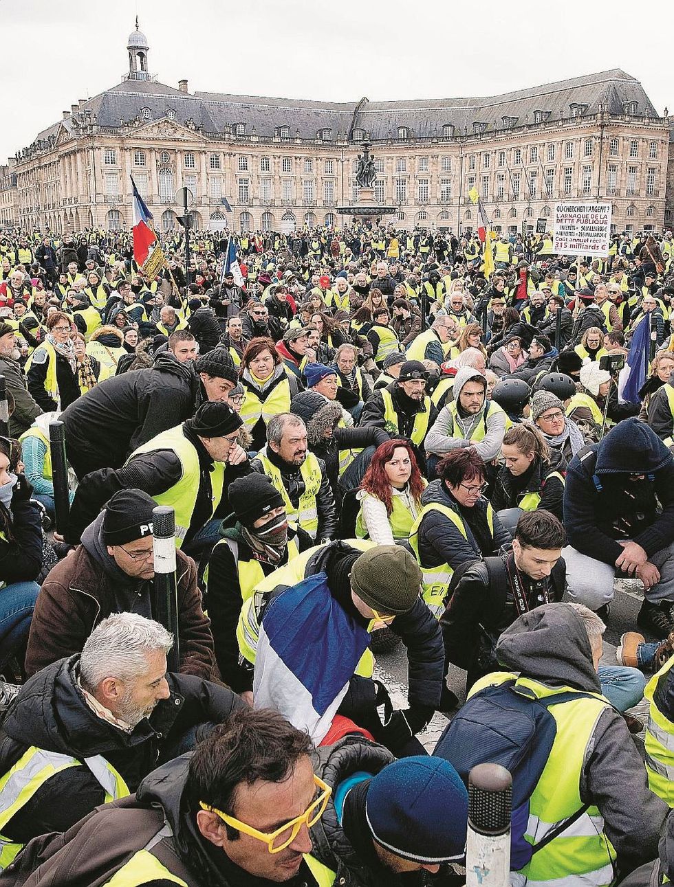 Macron in affanno ora vuole comprarsi anche i giornalisti