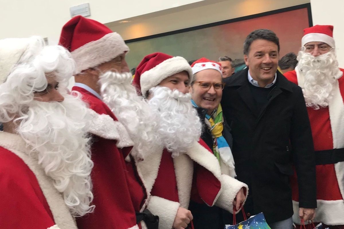 Babbo Renzi sotto l’albero a recuperare i regali riciclati da Palazzo Chigi