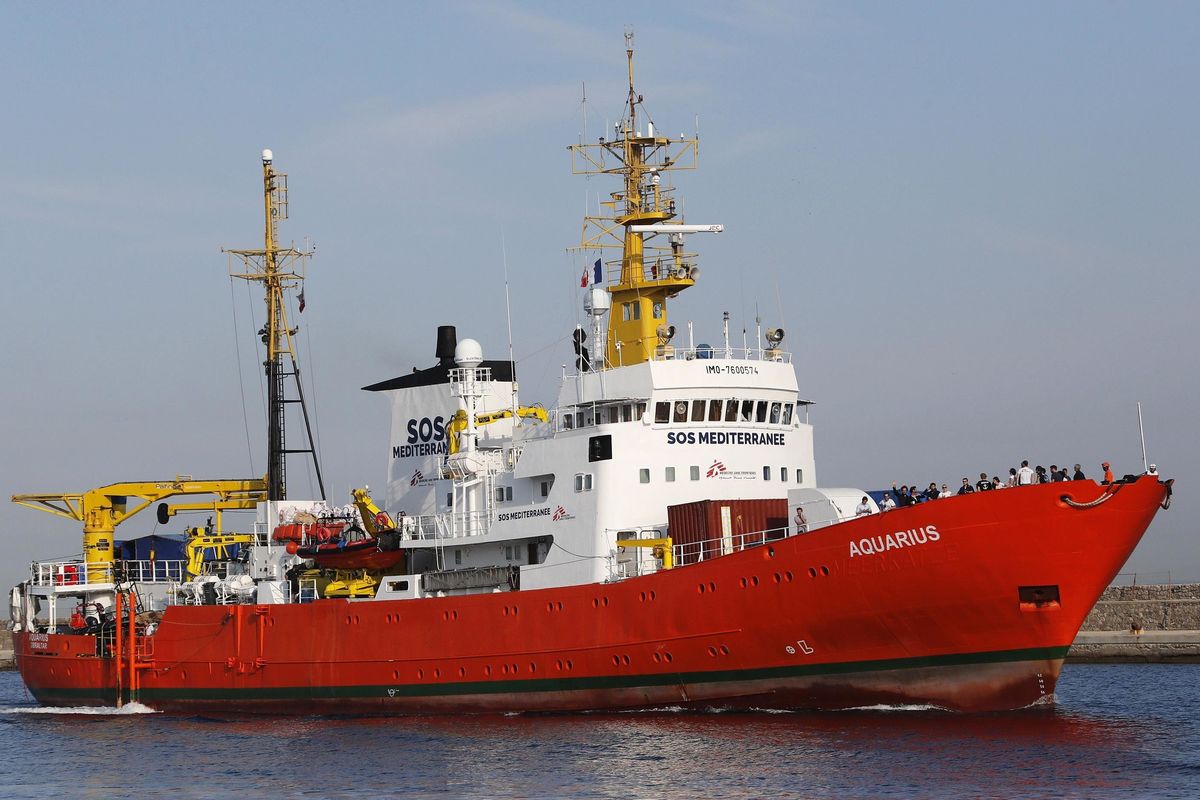 L’Aquarius ancora bloccata in mare. Ma questa volta nessuno s’indigna