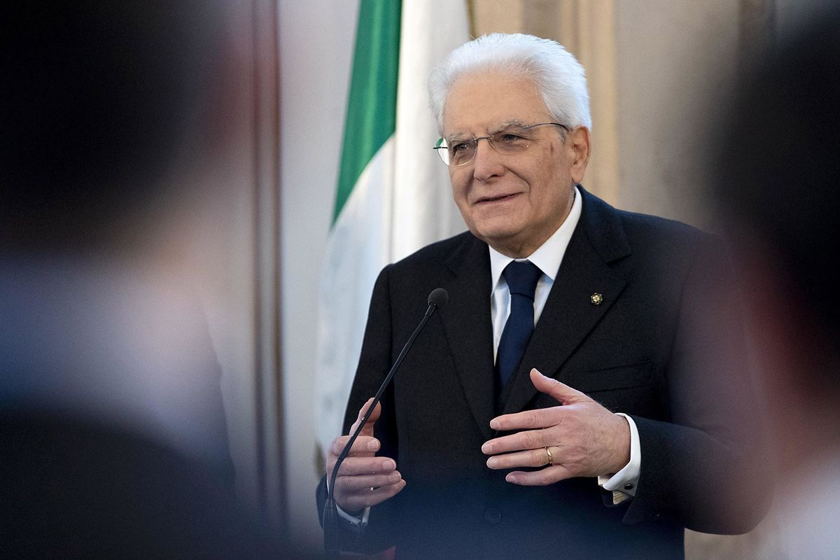 Mattarella giù dal Colle contro la manovra