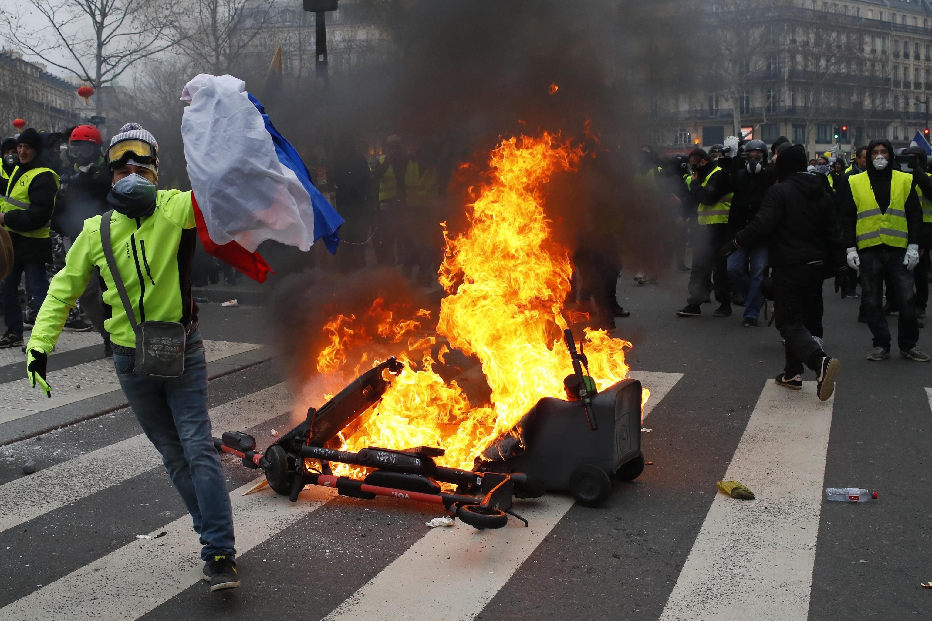 Tornano le proteste dei gilet gialli e chiudono il confine con l’Italia