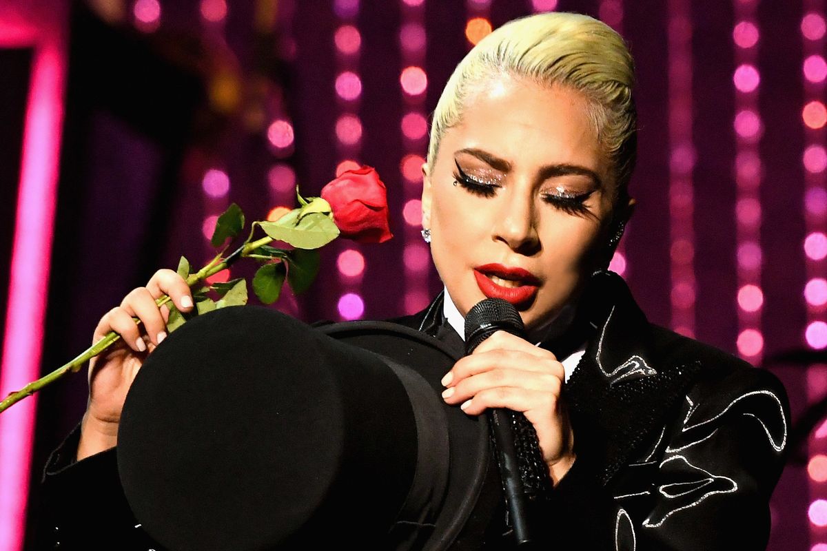 Играй леди гагу. Леди Гага джаз. Леди Гага с короткой стрижкой. Леди Гага поет джаз. Lady Gaga 2010 с микрофоном.