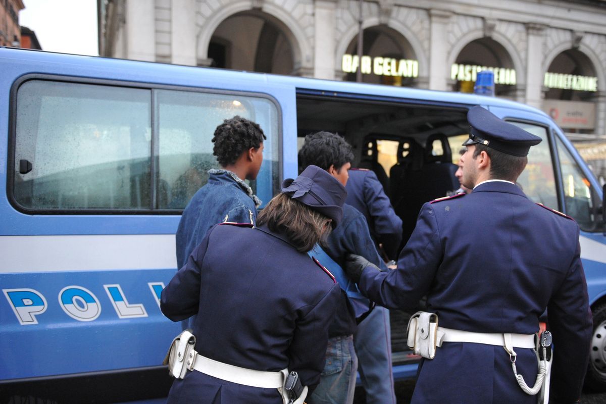 Basta permessi umanitari facili, rimpatri più veloci per i delinquenti
