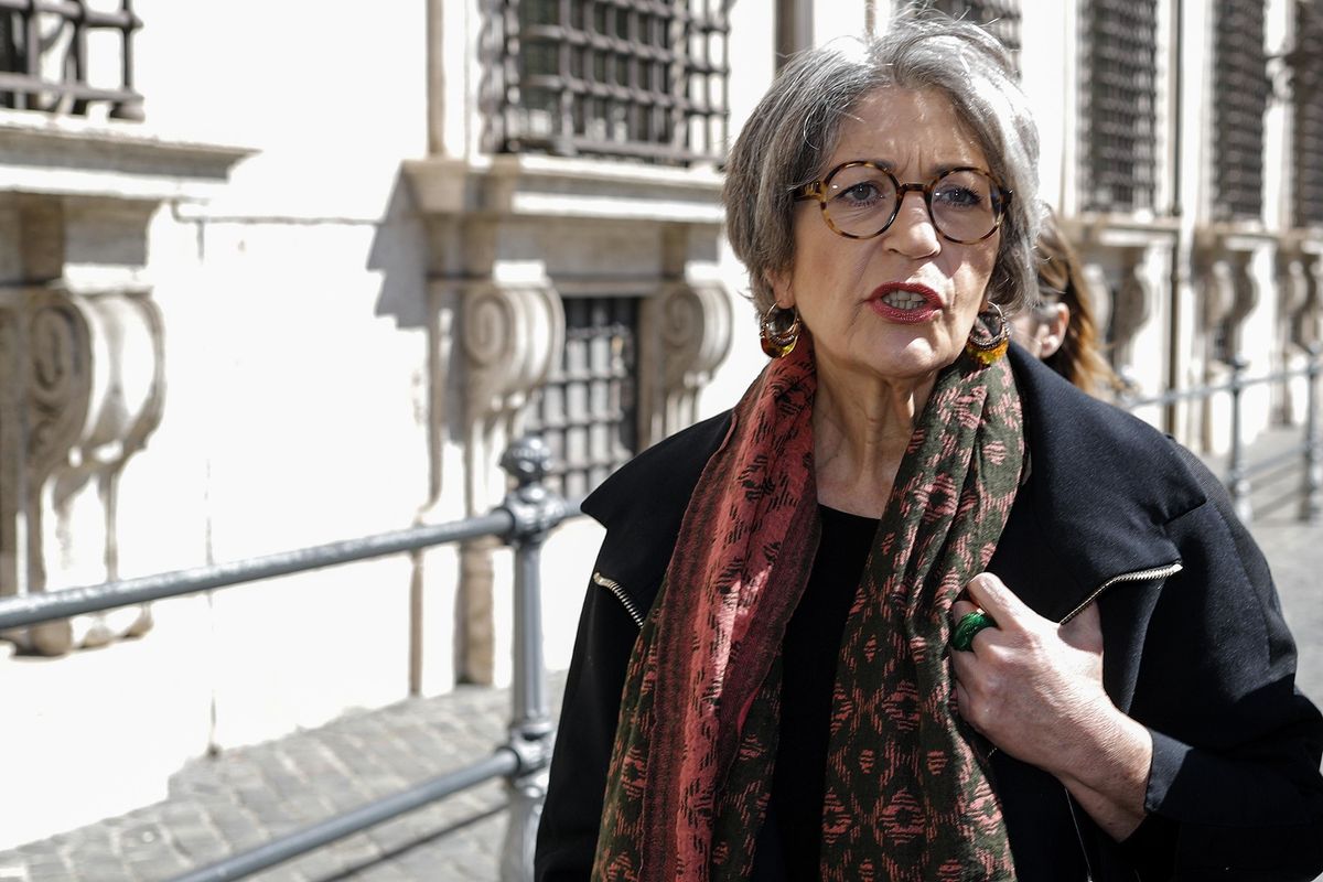 Tagliano la pensione a chi ha pagato e invece la regalano alla Finocchiaro