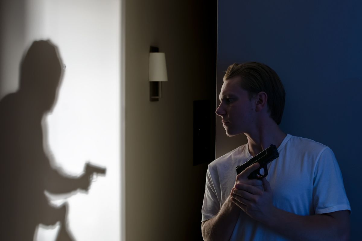 Rapina in villa con tortura. E non si deve sparare?