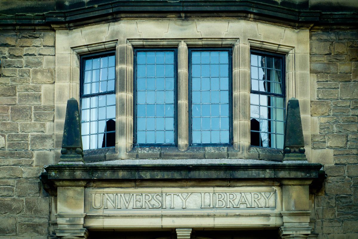 Dice che le donne non hanno il pene, i giornali universitari lo cacciano