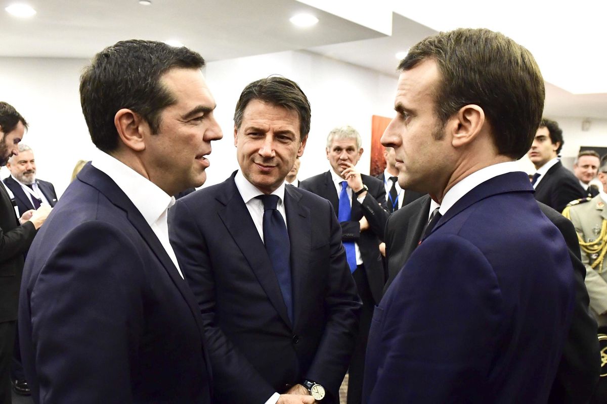 Macron disperato dichiara guerra all’Italia