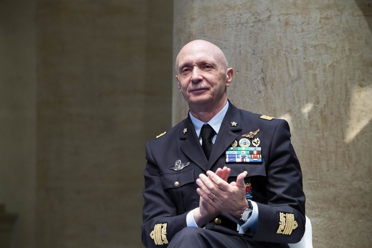 Il ministro Trenta cambia i gradi dei militari di Napolitano