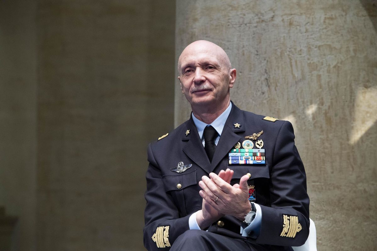 Il ministro Trenta cambia i gradi dei militari di Napolitano