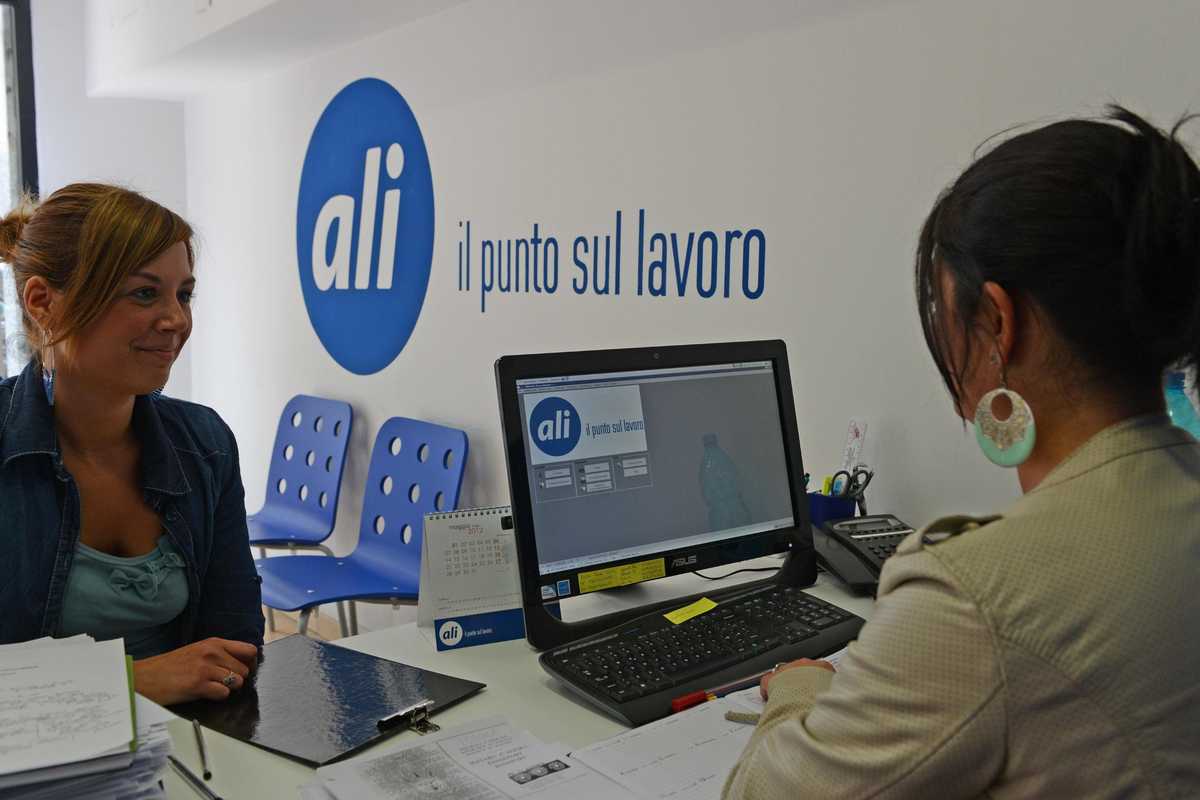 Il danno e la beffa: sparisce il lavoro e diventi mammone