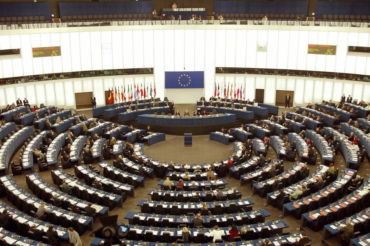 Le eurostime pessime affossano le Borse e rilanciano lo spread