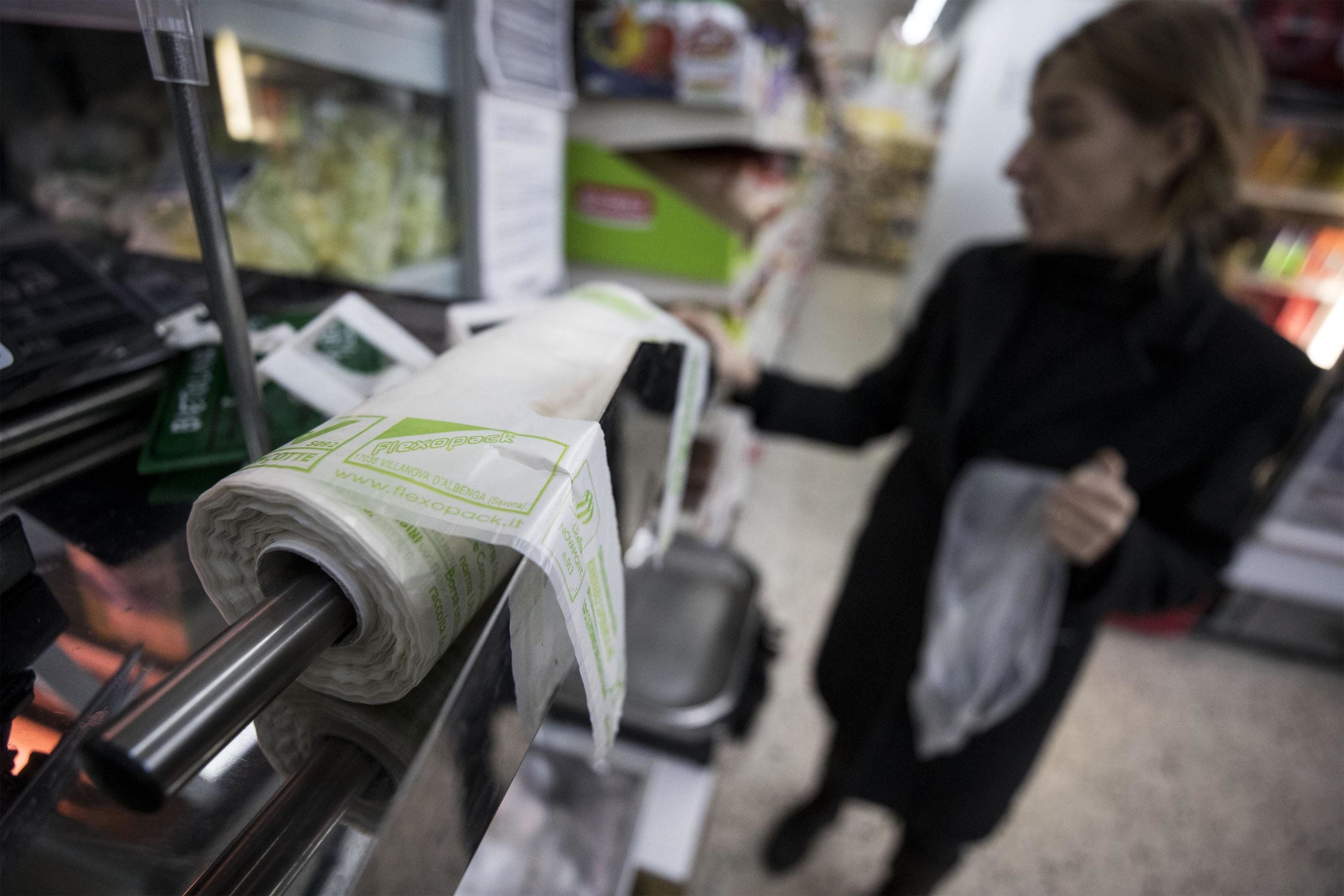 Con i sacchettini bio imposti dal Pd raddoppiati i costi per le famiglie